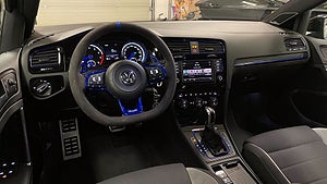 Bilen har ett sportavgassystem från Milltek. 