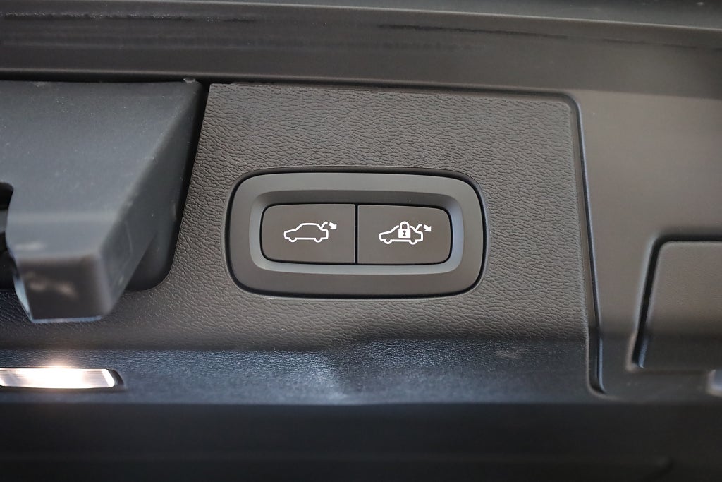 Volvo XC60 Recharge T6 AWD AUT Ultimate Dark Pano H&K Orrefors 2024