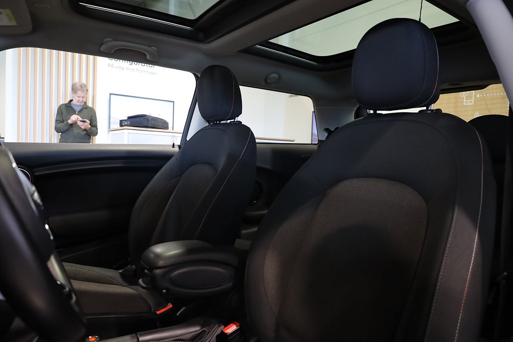 MINI One 3-dörrar Pepper Panorama Connected Blåtand 2017