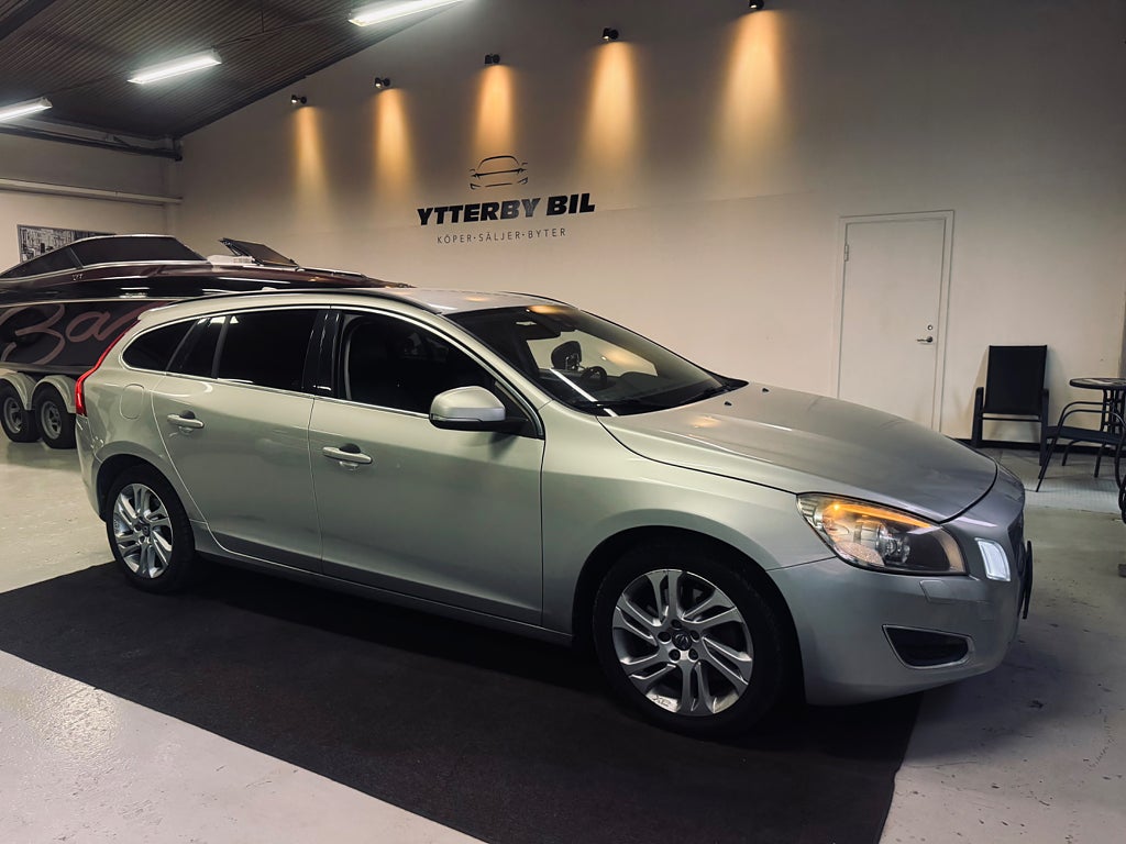 Volvo V60 D4 AWD Geartronic Momentum P-Sens D-Värm SOV Hjul Skinn