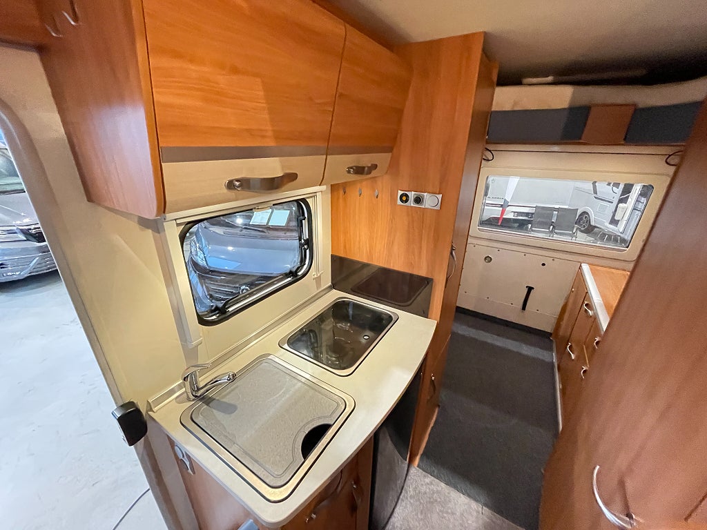 Hymer Compact 408 / Litium / B-kort / Höj och sänkbar säng /   - Hymer