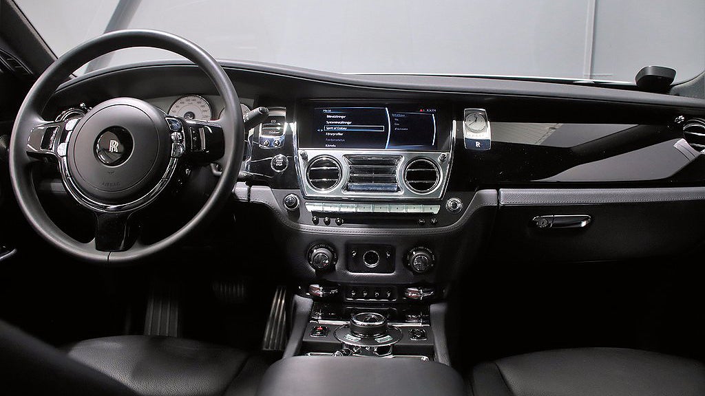 Rolls-Royce Ghost har en 6,6-liters V12-motor som genererar 570 hästkrafter. 