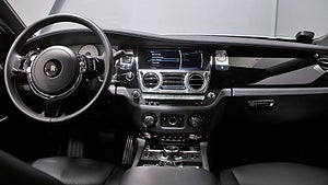 Rolls-Royce Ghost har en 6,6-liters V12-motor som genererar 570 hästkrafter. 