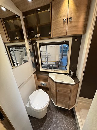 Husbil-halvintegrerad Adria Matrix 670 SLT AUT 11 av 20