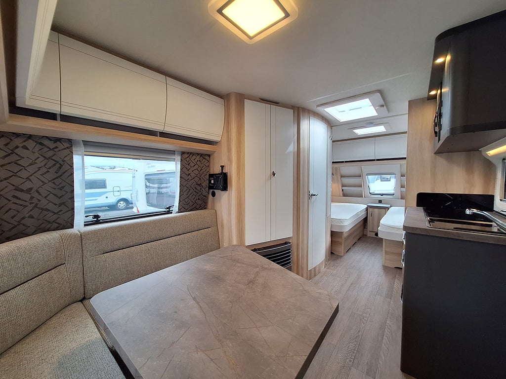 Hobby De Luxe 495 UL Långbädd, Mover, Boxmarkis