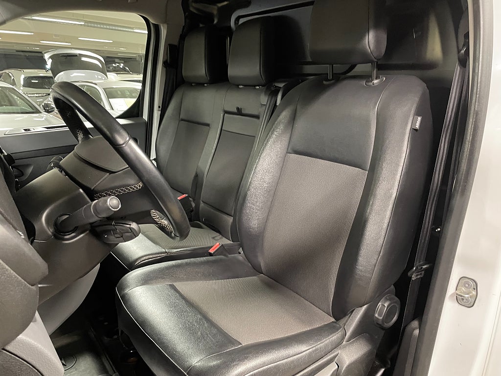 Bild på Opel Vivaro Business L2 BlueHDi 120hk - Drag & Webasto