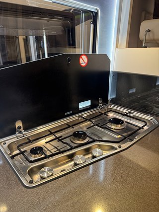 Husbil-halvintegrerad Adria Matrix Supreme 687SL 150HK 8 av 21
