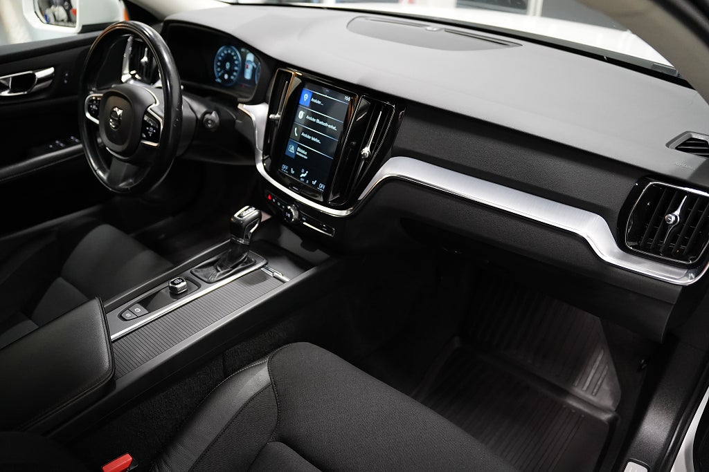 Volvo V60 Cross Country D4 AWD 190hk Momentum D-värm Drag VOC P-sens MOMS
