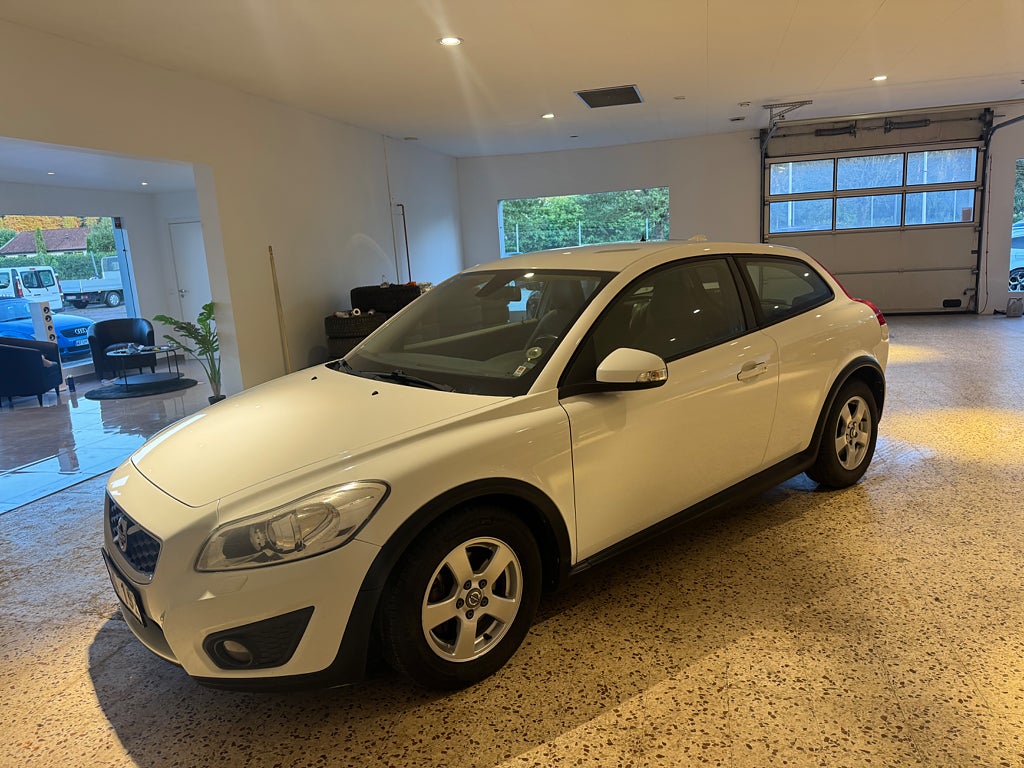 Volvo C30 D2 Momentum ny besiktad välvårdad 
