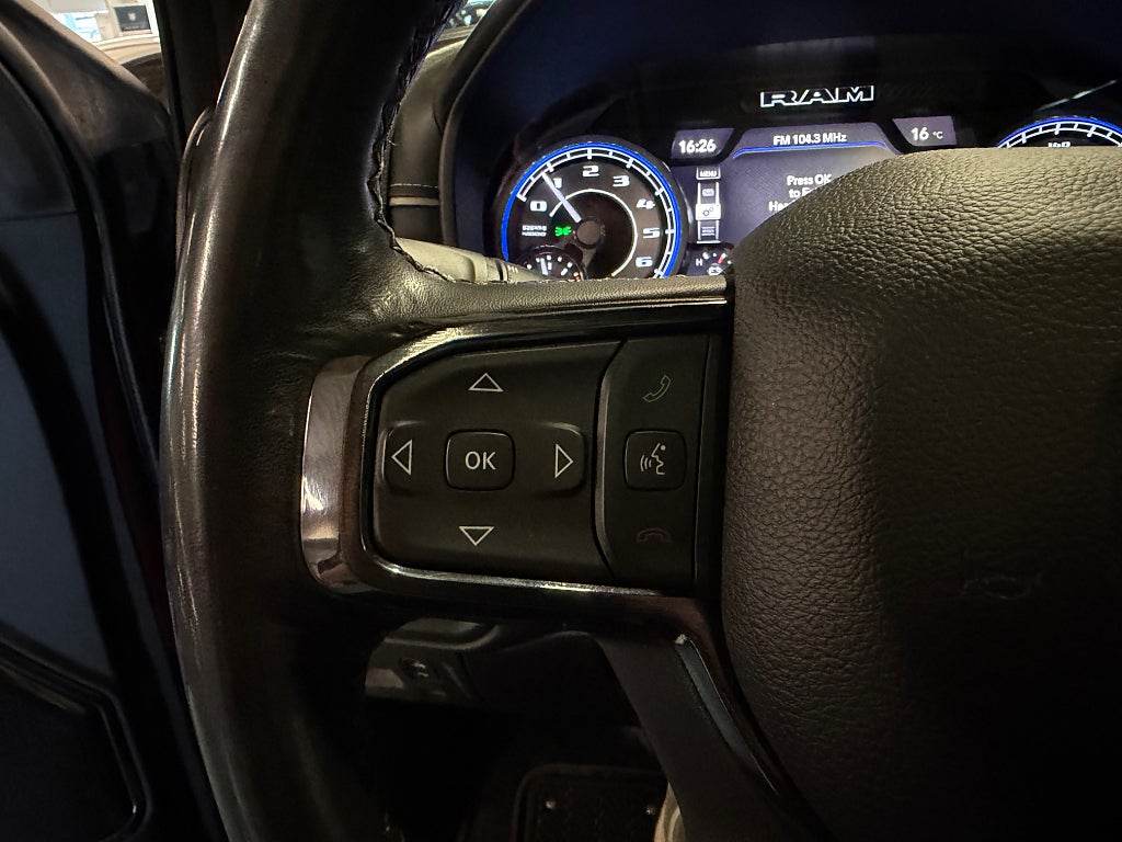 RAM 1500 Dubbelhytt 5.7 Limited Night Drag H/K Pano Luft MOMS bild 24