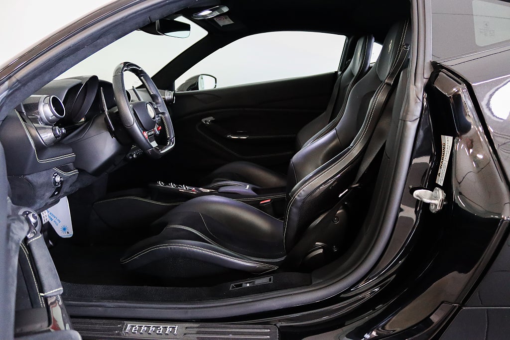 Ferrari F8 Tributo 3.9 V8 720 hk Kolfiber JBL Svensksåld