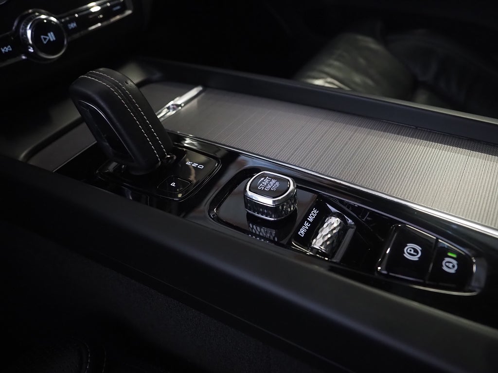 Volvo XC60 T8 392hk AWD R-Design B&W Luft 22" Pano Drag Se Spec! 2020