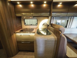 Husbil-integrerad BURSTNER Elegance i895 15 av 29