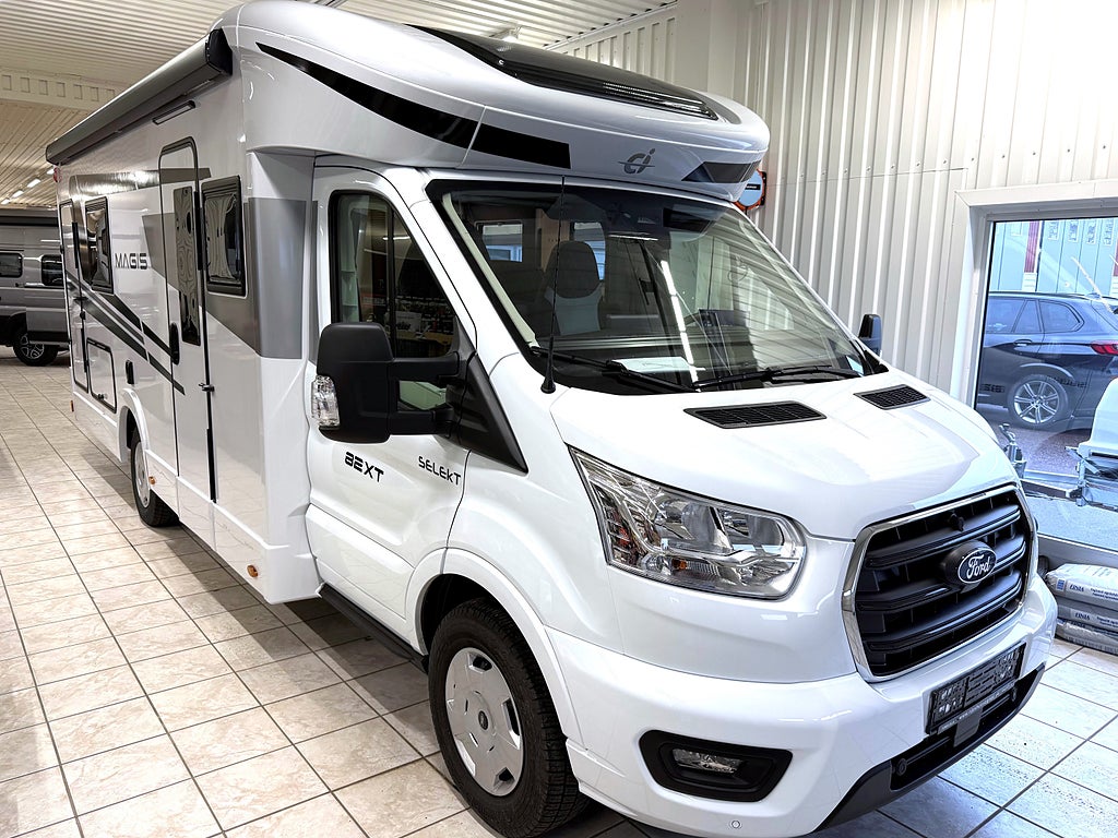 Ci Magis 82 XT Långbäddar och toalett bak.