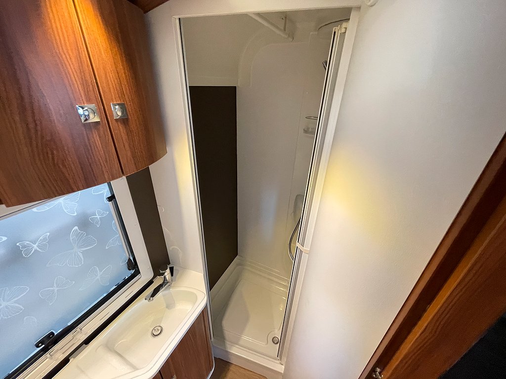 Adria Coral 670 SLT /Solcell/Badrum bak/Ugn/Fint skick/L-bädd - Adria