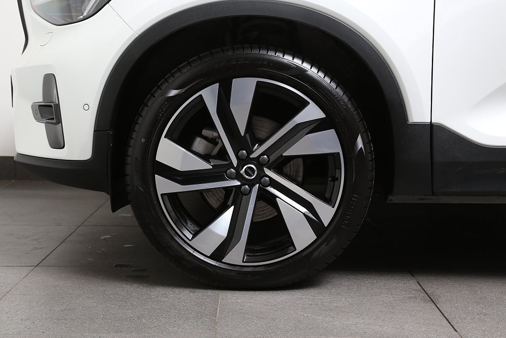 Volvo XC40 B4 Bensin 197hk Ultra Dark Skinn l Panorma l H/K l 360° 2025