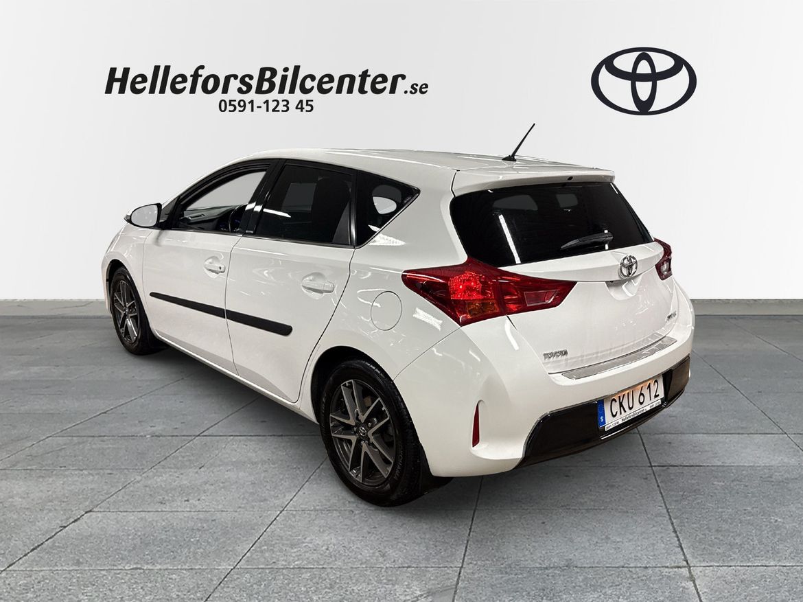 Toyota Auris 2015, bild 2/10