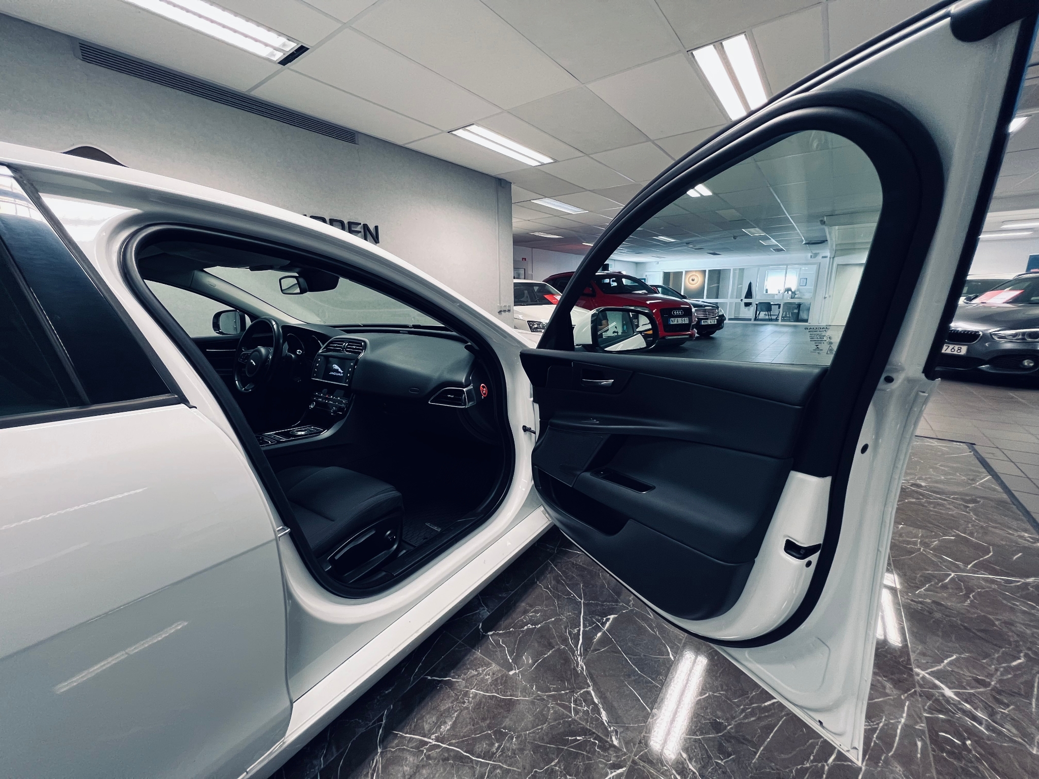 Jaguar XE 20d 180hk Spirit Edition 2018, kuva 7/51
