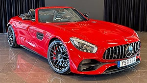 Den cabbade Mercedesen har en V8-motor som genererar 557 hästkrafter. 