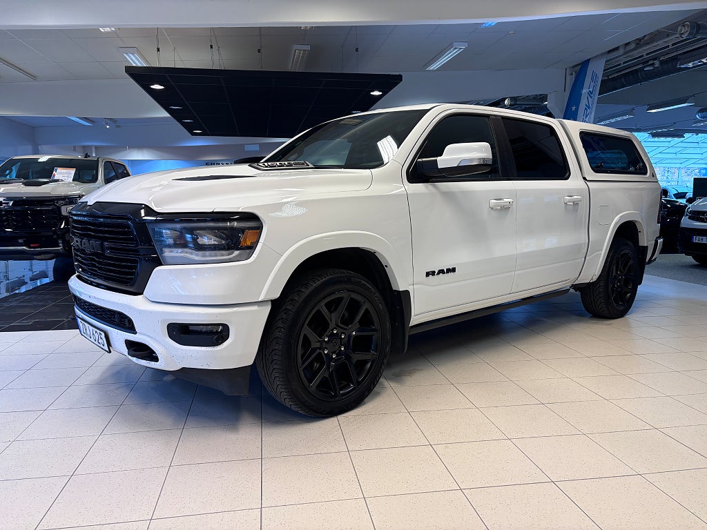 RAM 1500 Laramie Night 5.7 V8 HEMI *Bensinvärmare & Kåpa*