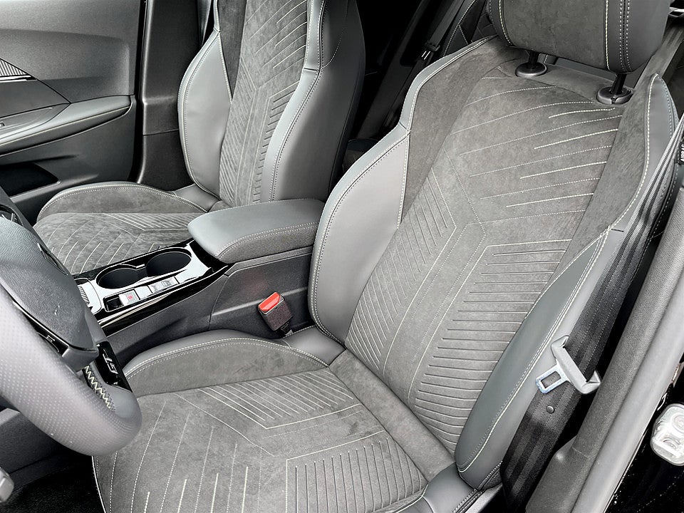 Bild på Peugeot 2008 2008 GT Hybrid 145hk Aut - DEMO