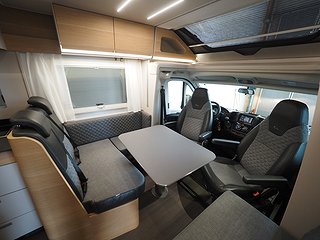 Husbil-halvintegrerad Adria Matrix 670 SL 8 av 23