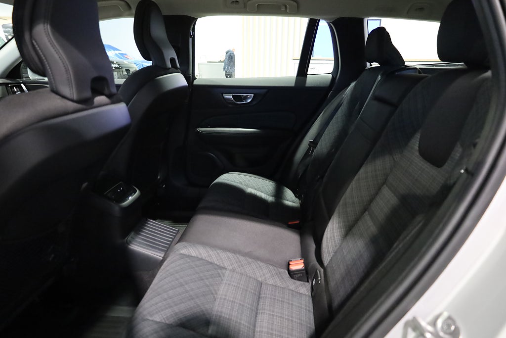 Volvo V60 Recharge T6 350hk AWD Core Edition Aut Drag Leasbar