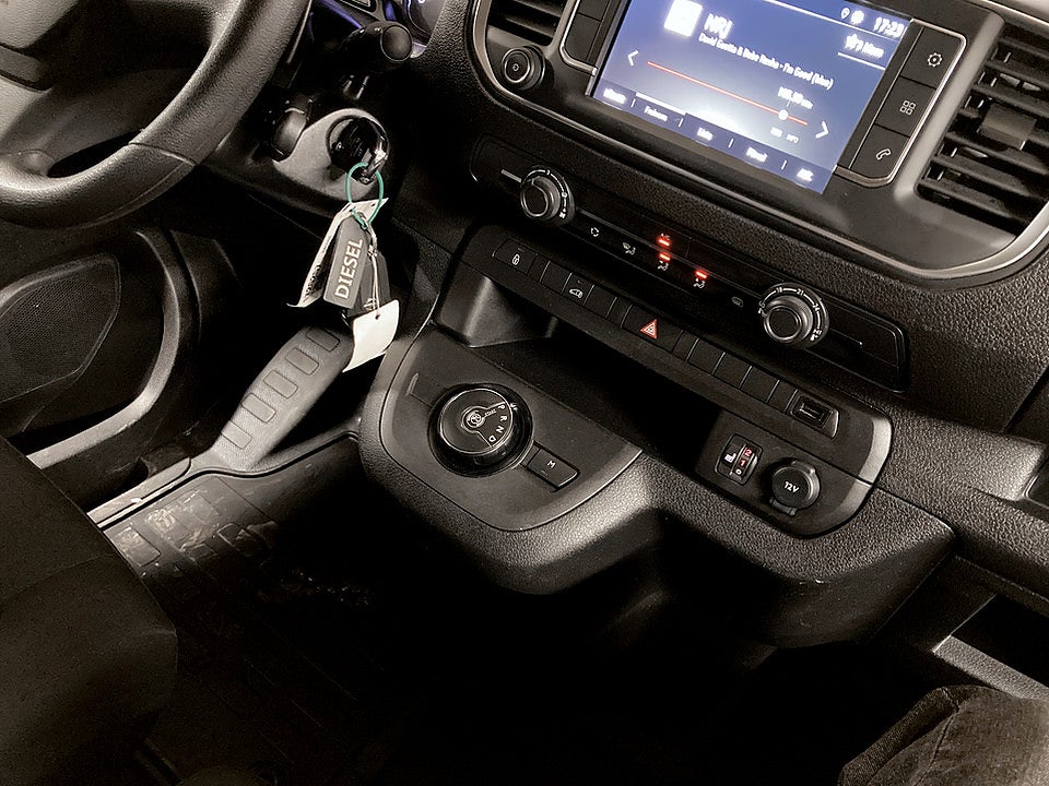 Bild på Opel Vivaro Business 2.0 BHDi 145hk Aut L3 DRAG WEBASTO B-KAMERA