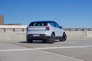 Baksida på vit volvo ex30