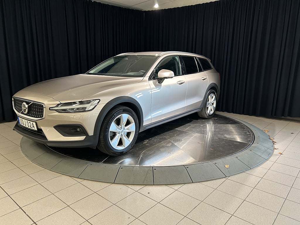 Volvo V60 Cross Country B4 AWD Core Dragkrok 360° Värmare VoC Navi LED 197 hk