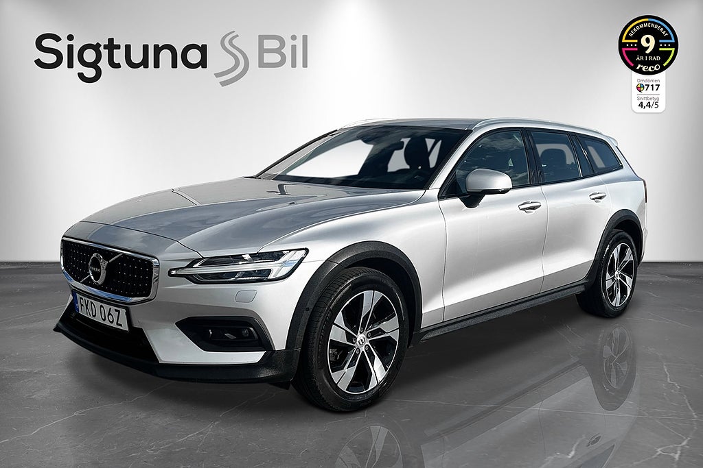 Volvo V60 Cross Country B4 AWD Pro Edition / B-kamera / Drag / Värmare / 197hk