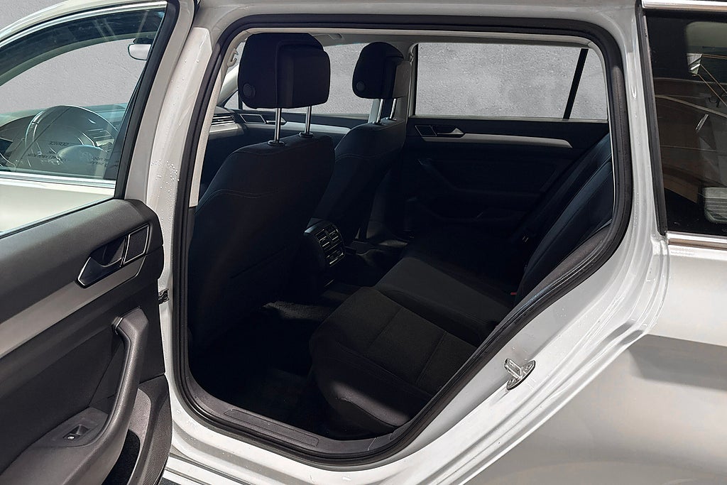 Volkswagen Passat Sportscombi 1.4 TSI Base Dragpaket B-Kamera Välservad