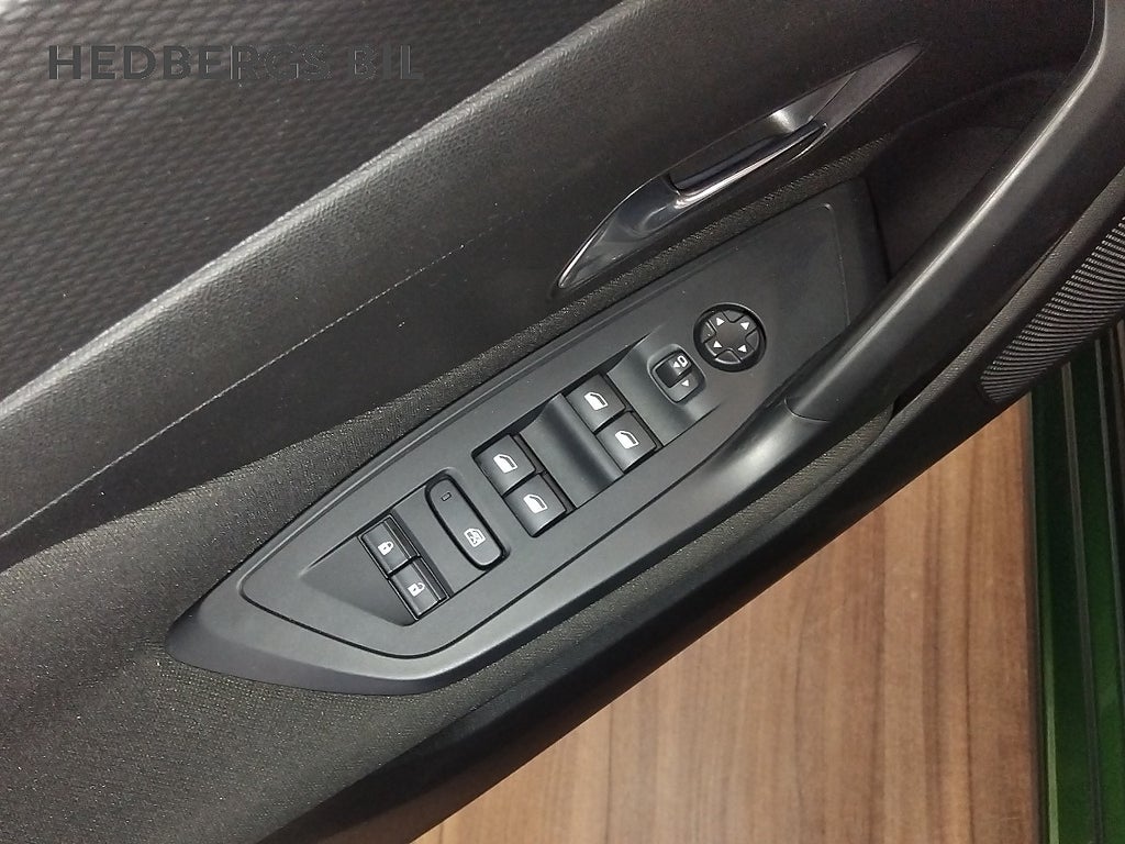Peugeot 308 1.2 PureTech Allure 110HK thumbnail