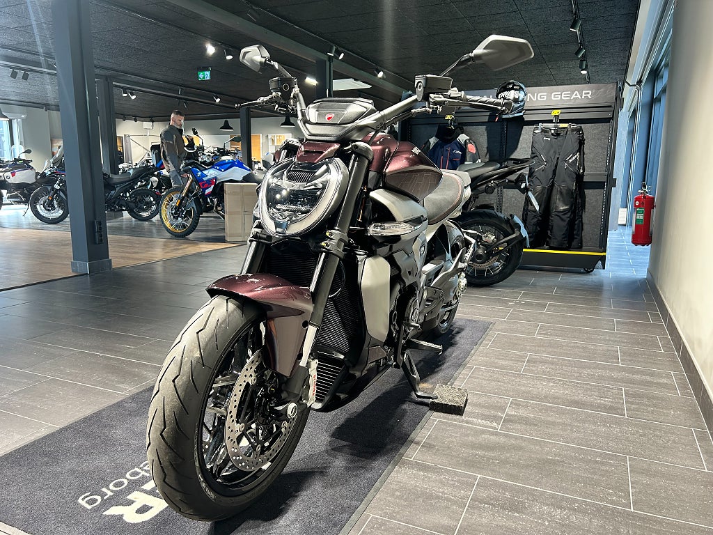 Ducati Xdiavel V4 /1mil/3,45%/Black Lava