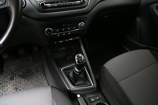 Halvkombi Hyundai i20 18 av 27