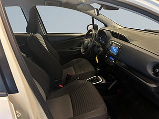 Toyota Yaris Hybrid e-CVT Rattvärme/Kamera/MoK/AWD – bild 10