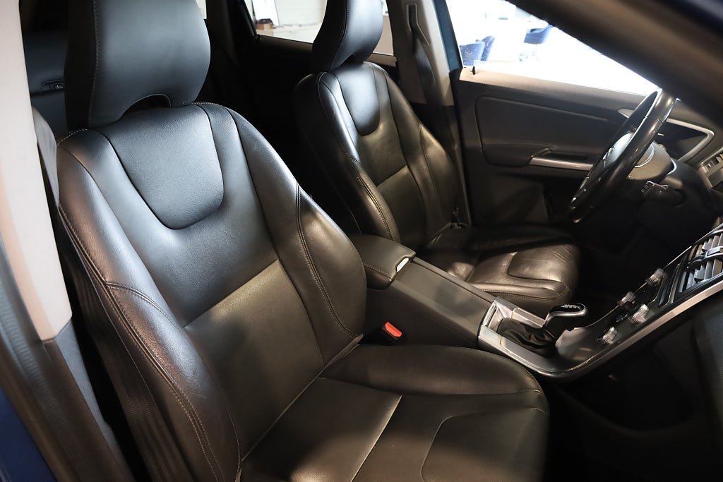 Volvo XC60 D4 AWD AUT Summum Navi Drag VOC Läder Rattvärme 2017