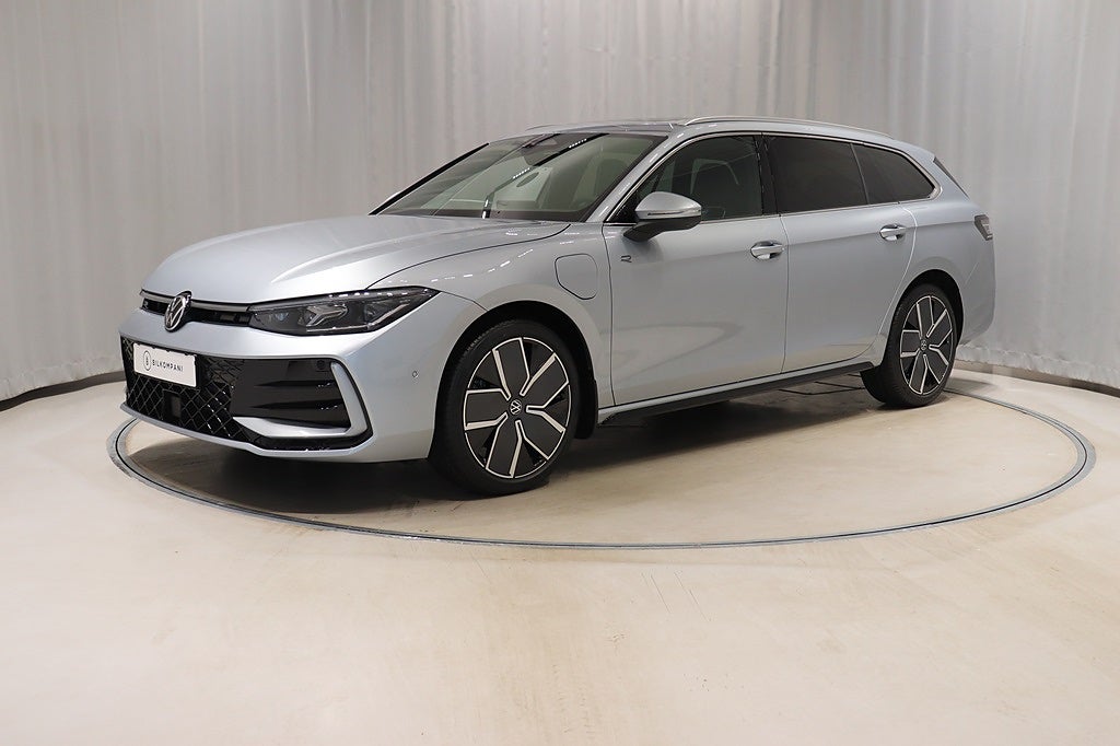 Volkswagen Passat eHybrid 272hk R-Line Aut Drag Värmare Pano Nav Lag 2026
