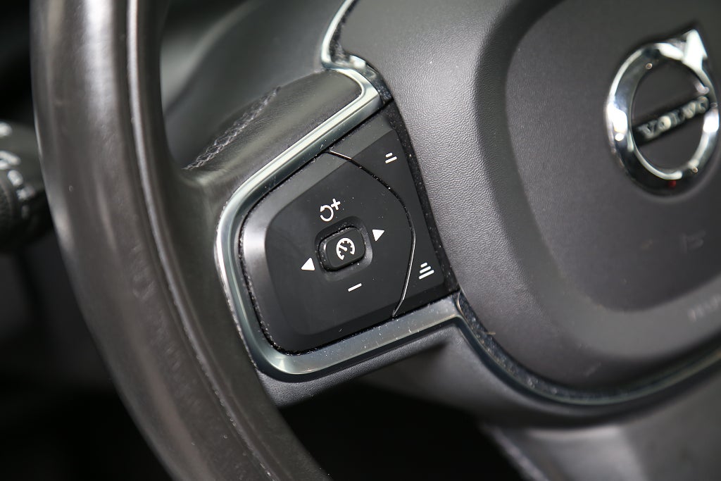 Volvo XC60 Recharge T6 340hk AWD Momentum Pano Drag Leasbar 2021