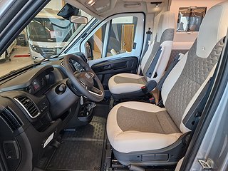Husbil-halvintegrerad Adria CORAL 670 DL 13 av 36