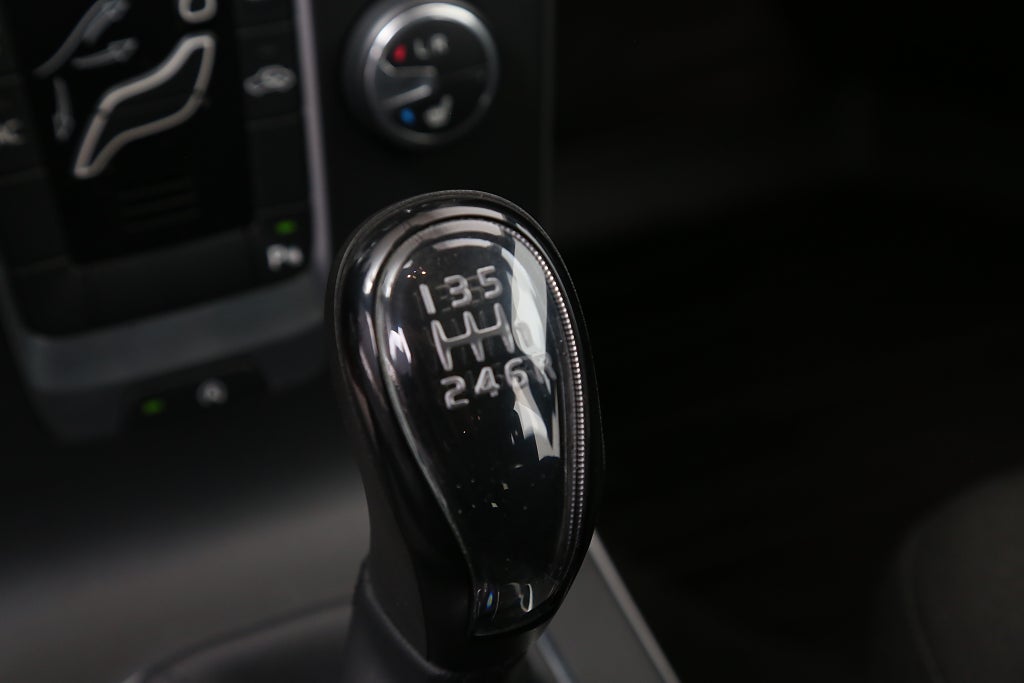 Volvo V40 D3 150hk Kinetic Nybesiktad P-sensorer Värmare