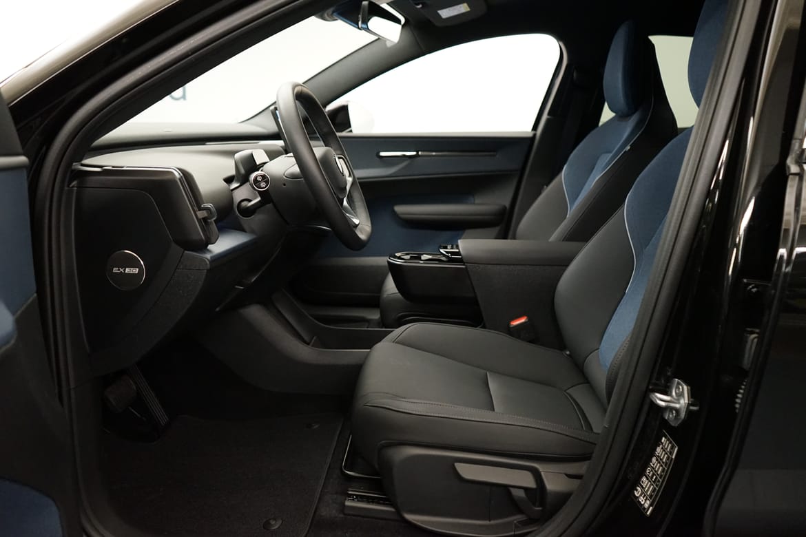 Volvo EX30 Extended Range Plus 2025, bild 4/10