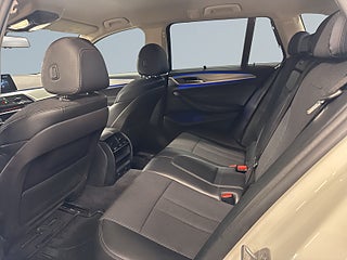 BMW 520d Touring Steptronic Sport line 360°/S&V-Däck/Halvskinn – bild 13