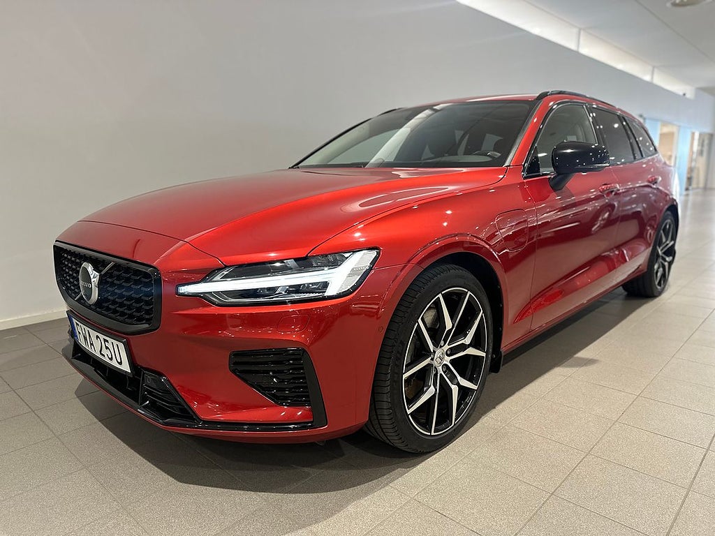 Volvo V60 Recharge T8 Ultimate Dark, Panoramatak, 360 kamera, Dragk...
