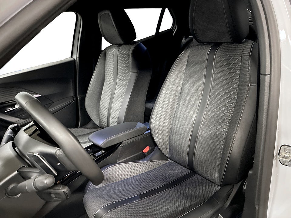 Bild på Peugeot 2008 Allure 1.2 PT 130hk B-KAMERA CARPLAY