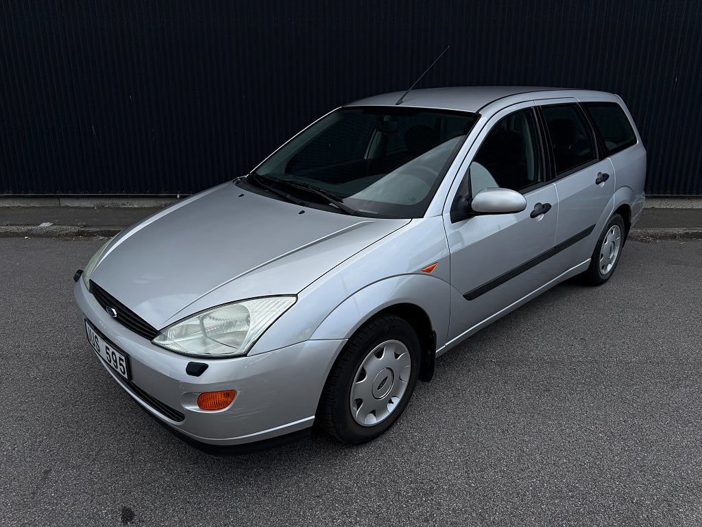 Ford Focus Kombi 1.6 Ghia | 1 ägare  | Drag | 1.95 % | **SÅLD**