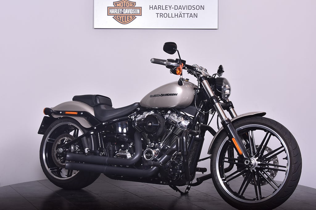 Harley-Davidson Breakout 107 Bassani / Lejonkulan / Garmin