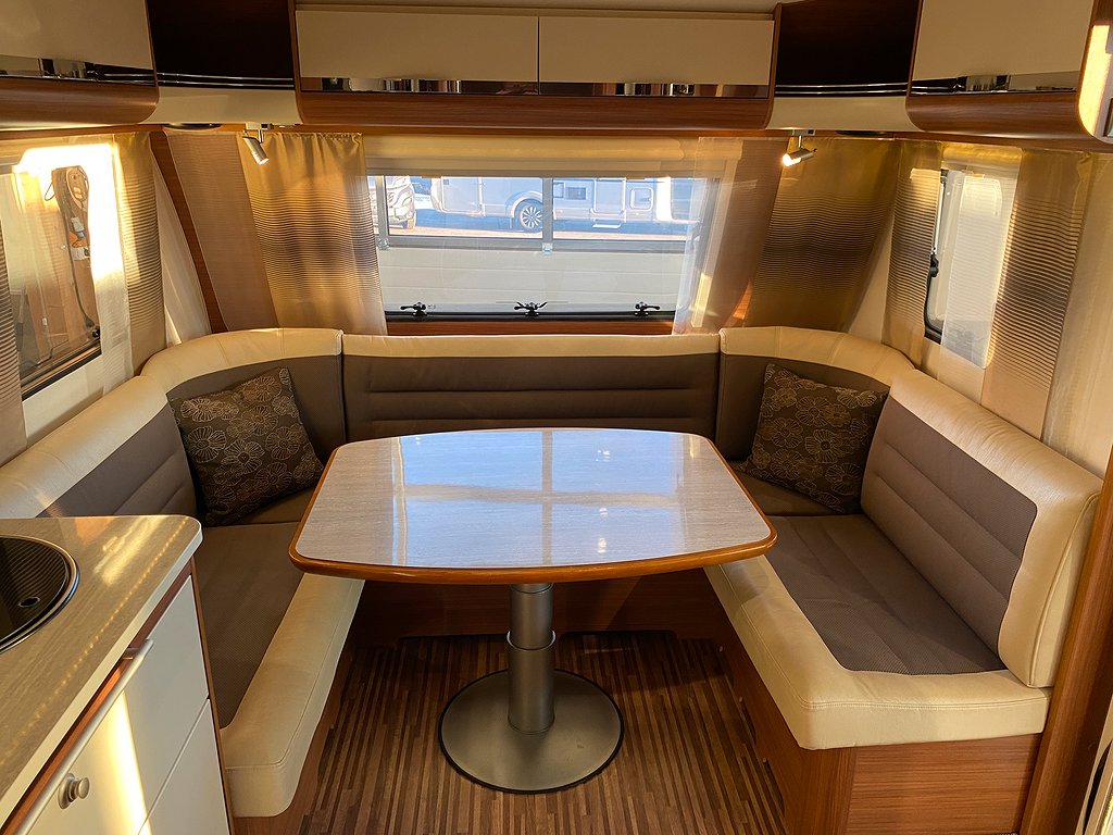 Adria Adora 643 UT / Förtält / ALDE / AC / Bäddskåp - Adria