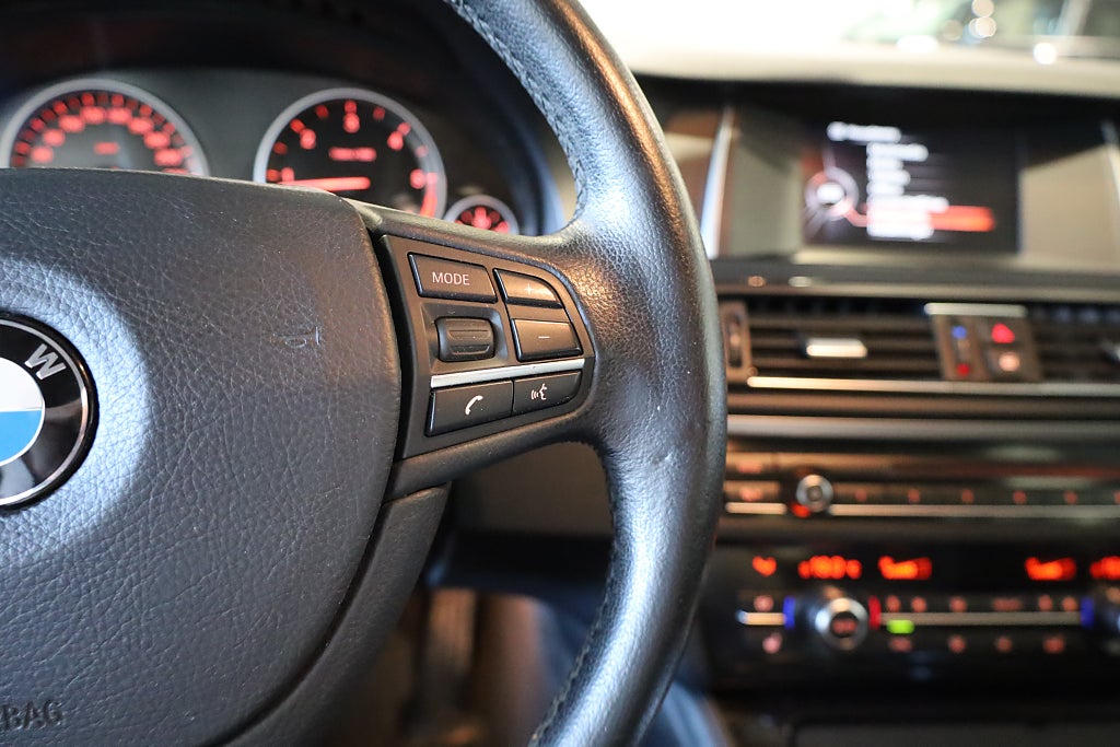 BMW 520 d Touring Aut Drag PDC Connected Blåtand Rattvärme 2016