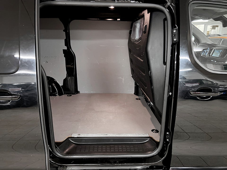 Bild på Peugeot Expert PRO+ 2.0 BHDi 145hk L3 B-KAMERA DRAG